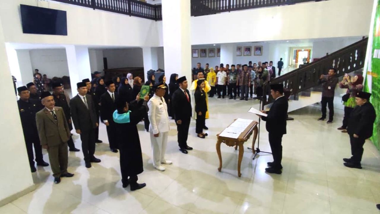 Bupati Pesisir Barat Dedi Irawan Lantik 21 Pejabat, Tekankan Jabatan Sebagai Amanah
