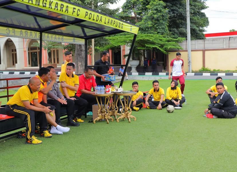 Wakapolda Lampung Ajak Personel Jaga Kebugaran Lewat Mini Soccer