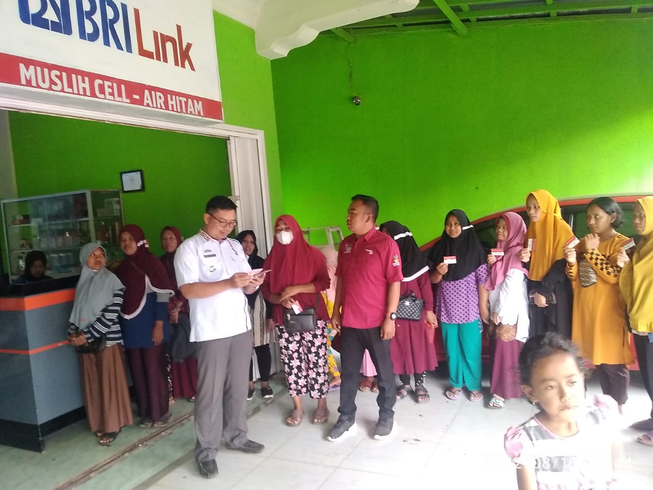 Tinjau Penyaluran PKH, Pesan Camat Bambang: Manfaatkan Bantuan Tepat Guna 