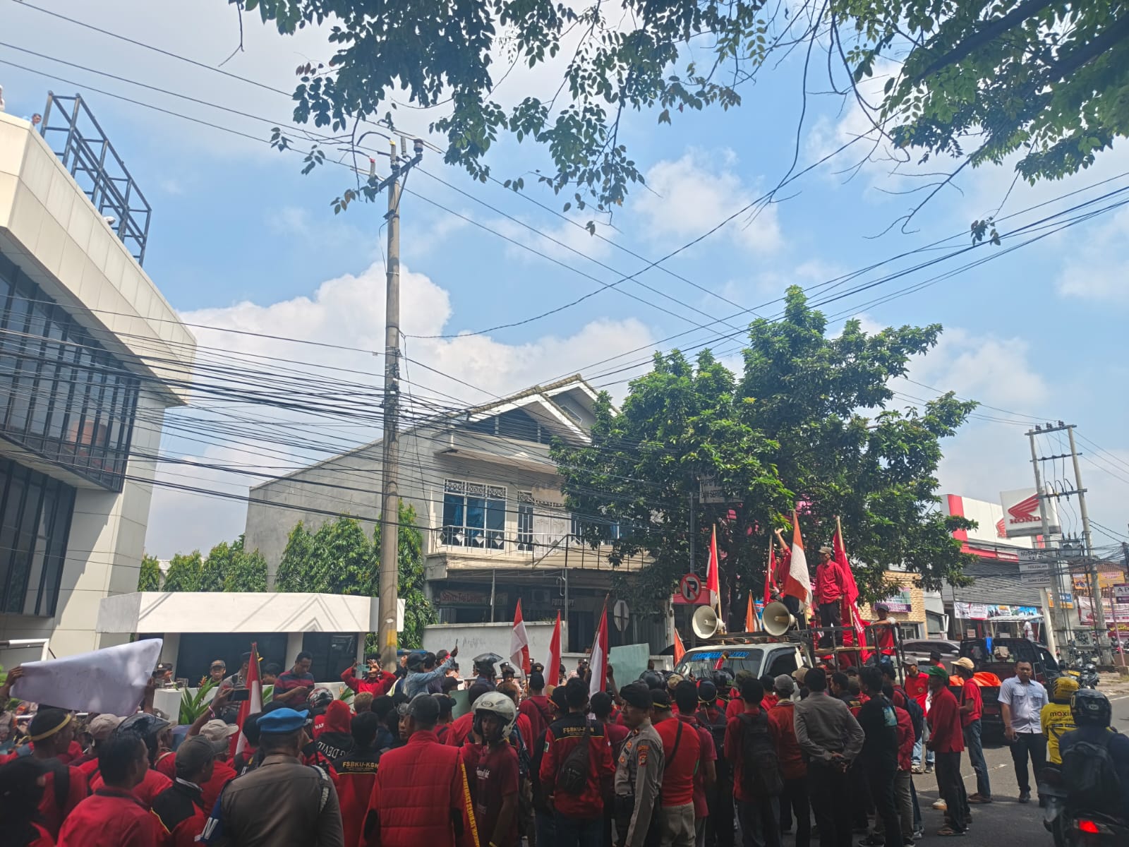 Buruh Demo PTPN I Lampung Tuntut Status Tetap dan Kesejahteraan