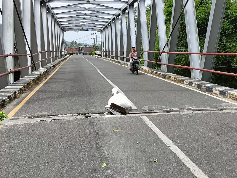 Plat Baja Jembatan Pedada Mencuat, Pengendara Dalam Bahaya