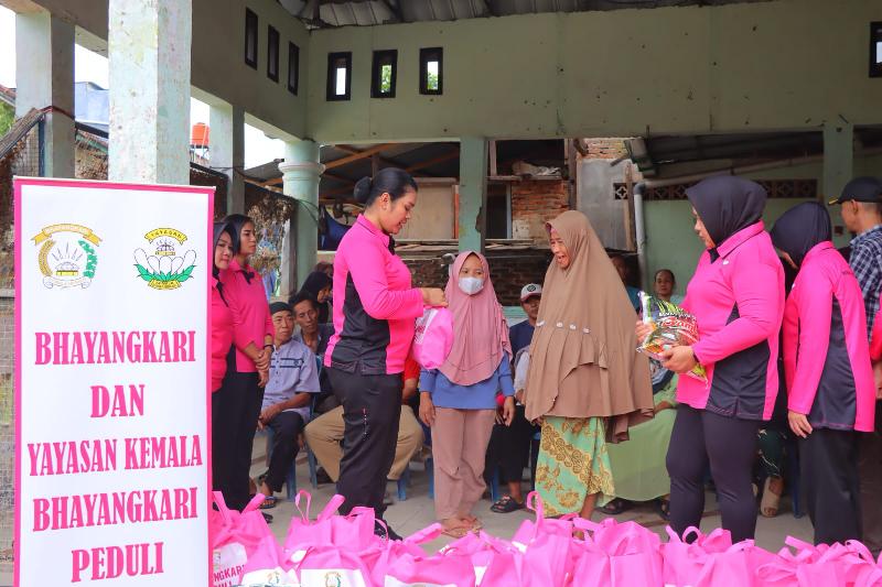 Polresta Bandar Lampung dan Bhayangkari Bagikan Paket Sembako untuk Warga Terdampak Banjir