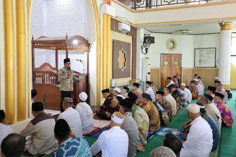 Pj Gubernur Samsudin Salat Jumat Bersama Masyarakat di Masjid Al Islah Tanggamus