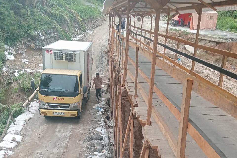 Nekat Masuk Jalur Darurat, Truk Boks Akhirnya Terjebak di Jalan Amblas Seranggas