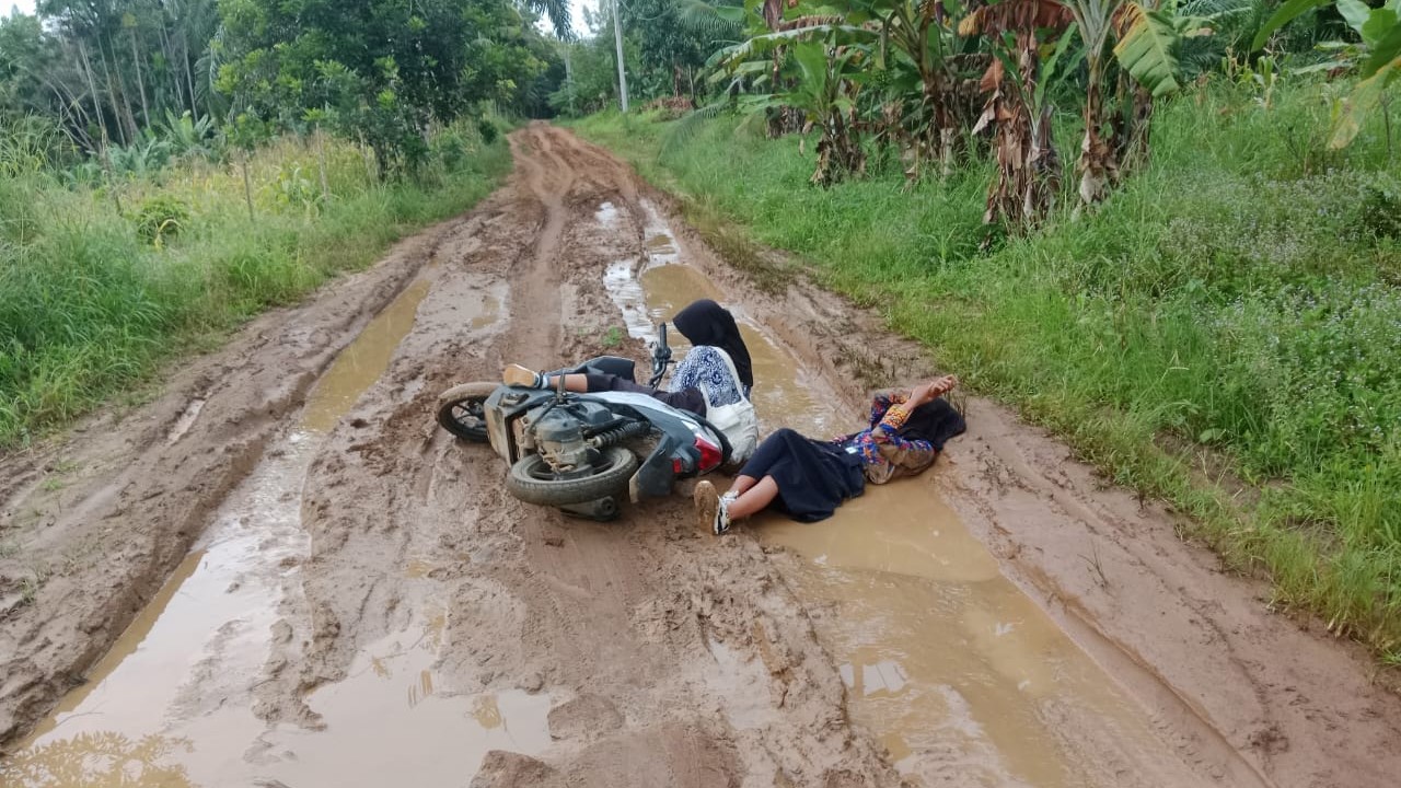 Potret Pelajar Jadi Korban Jalan Berlumpur di Ngambur