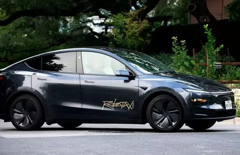 Robotaxi Tesla Resmi Beroperasi, Tapi Masih Andalkan Sopir Manusia