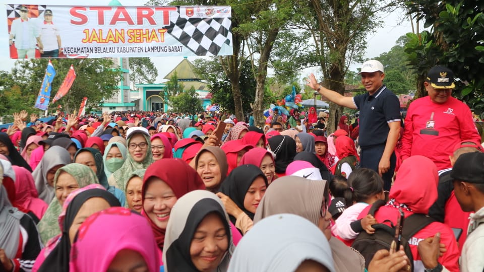 Antusias! Ribuan Peserta Jalan Sehat Padati Lapangan Tanjung Menang Kenali 