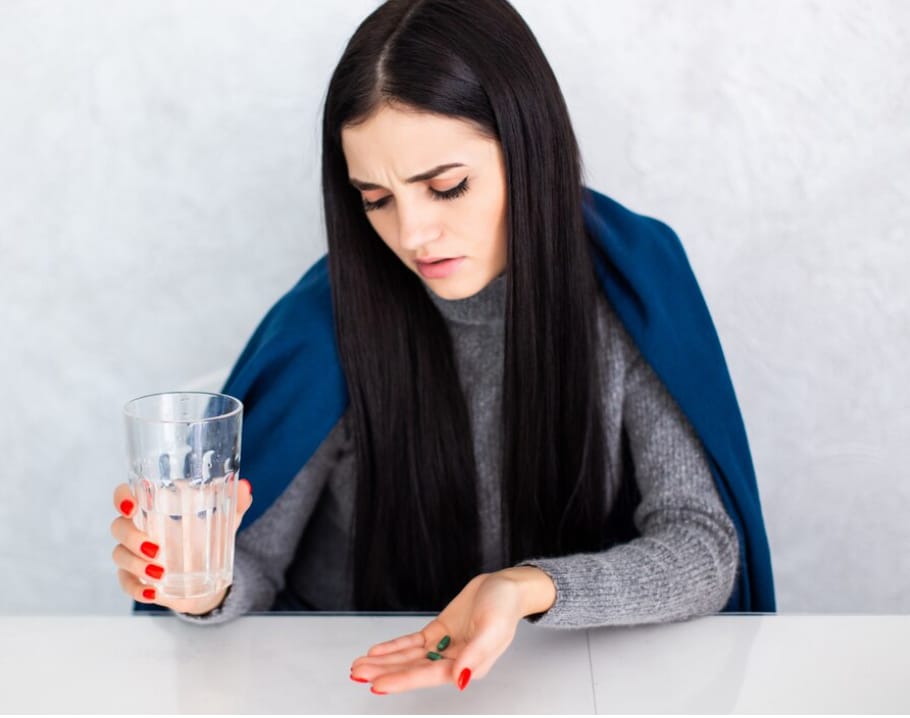 Bolehkah Minum Obat dengan Air Dingin? Ini Penjelasan Lengkapnya