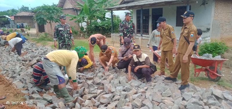 Progam Ketahanan Pangan, Desa Sinar Rejeki Bangun Jalan Onderlagh Ratusan Meter 