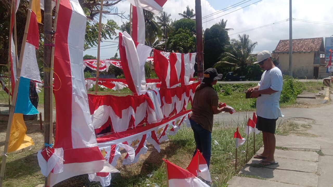 Pria Asal Garut Jual Bendera Merah Putih Hingga ke Pesisir Barat