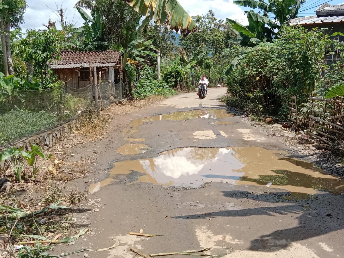 Warga Gg Bogor Kelurahan Pajar Bulan Minta Jalan Rusak Diperbaiki 
