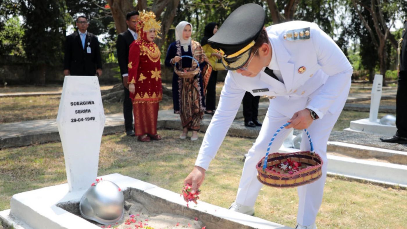 Peringati HUT RI, Bupati Radityo Egi Ziarah ke TMP Kusuma Bangsa