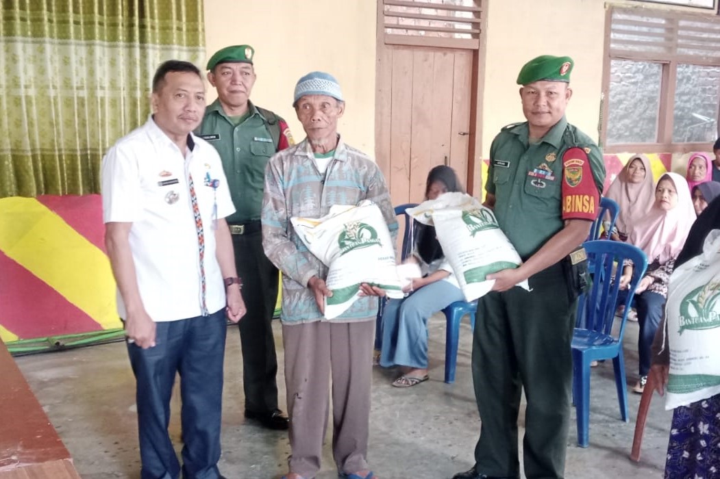 Camat Way Tenong Bagikan Langsung Bantuan Beras CPP di Pekon Puralaksana