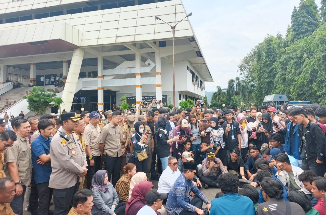 Mahasiswa Lampung Kepung DPRD, Tuntut Pendidikan Jadi Prioritas Negara