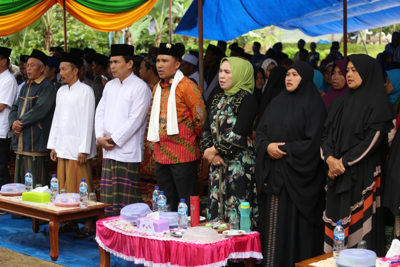 Kepada Bupati Warga Padangtambak Ungkap Keberhasilan Program Infrastuktur Mantab PM 