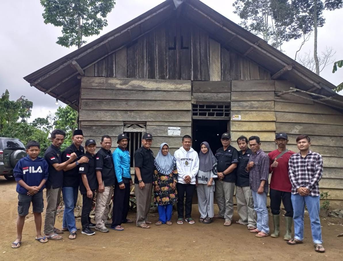 Wujud Kepedulian, PSHT NIC 068 Cabang Lampung Barat Bantu Korban Kebakaran Rumah di Sindang Pagar 