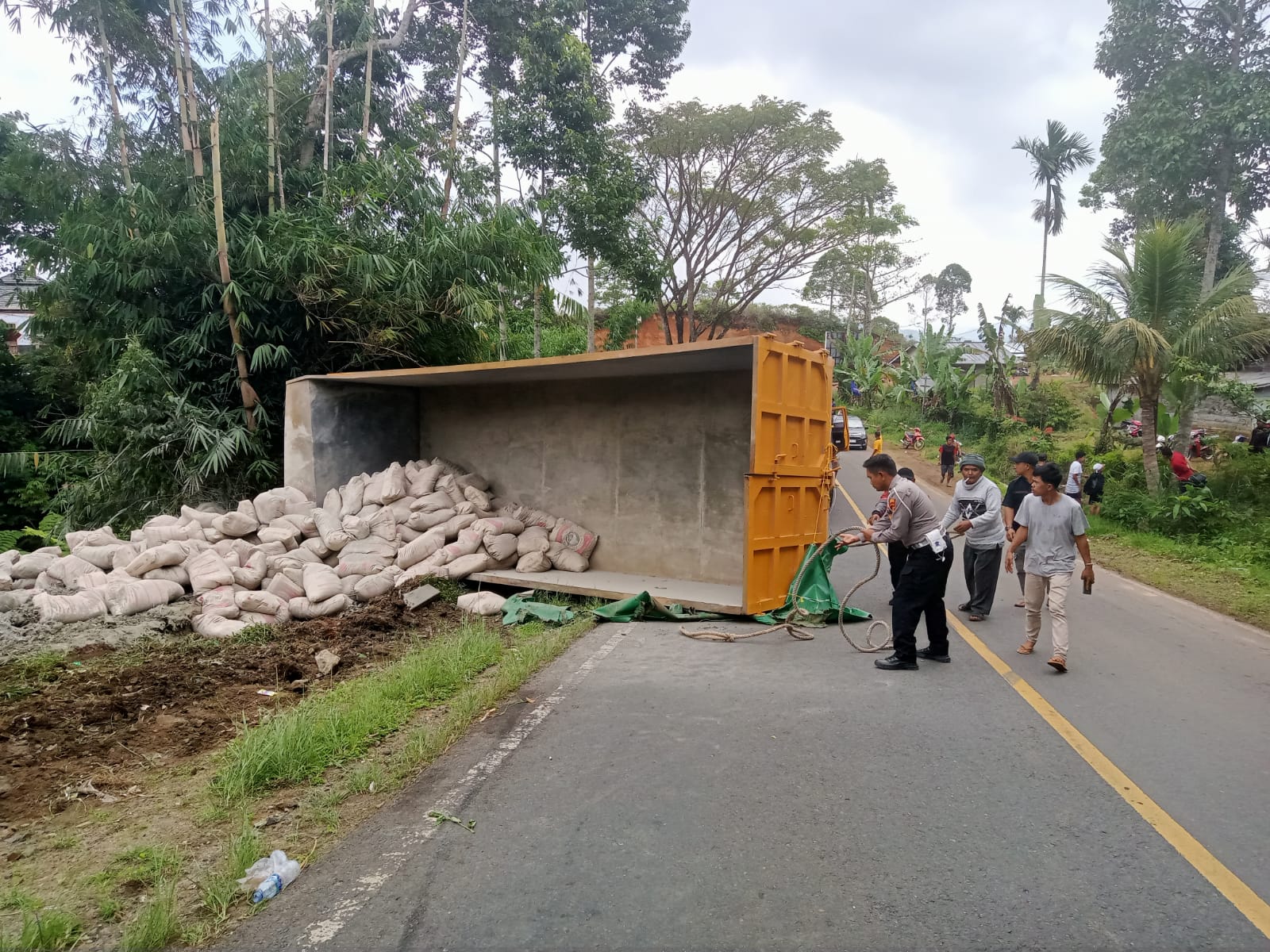 Dump Truck Bermuatan Semen Terbalik di Tanjakan Giham, Sopir Meninggal Dunia