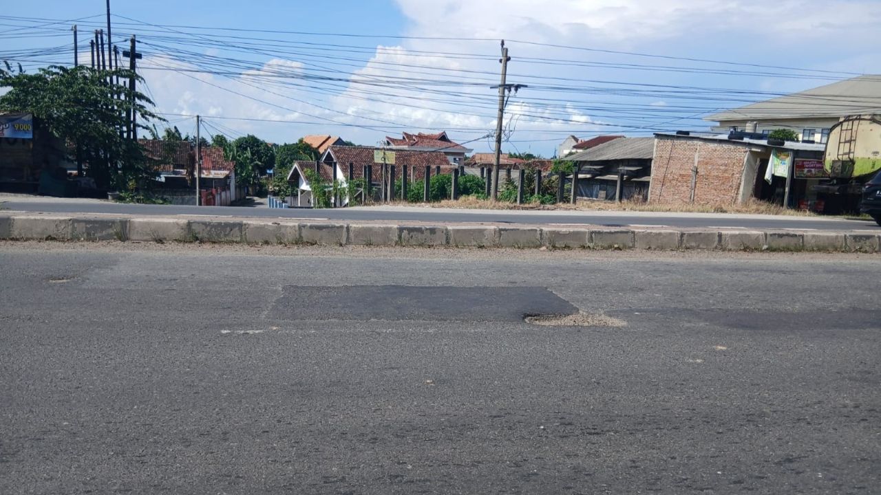 Masyarakat Keluhkan Jalan Berlubang di Bypass, Perbaikan Dinilai Tidak Maksimal