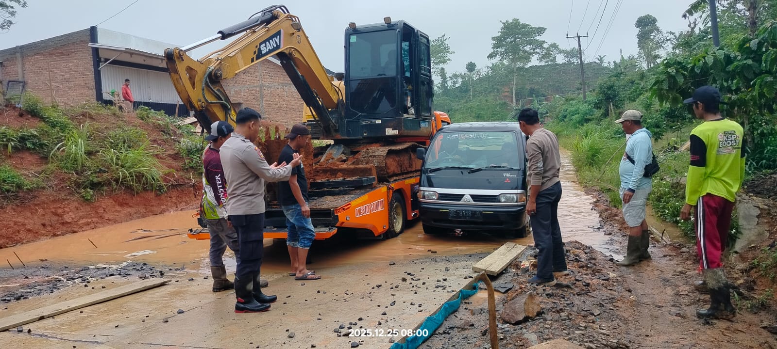 Genangan Surut, Jalan Lintas Sekincau Kembali Lancar Berkat Sinergi Aparat dan Wakil Rakyat