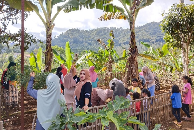 PKK Pekon Ciptawaras Manfaatkan Jumat Ceria Bersih Kebun Kolektif PM 