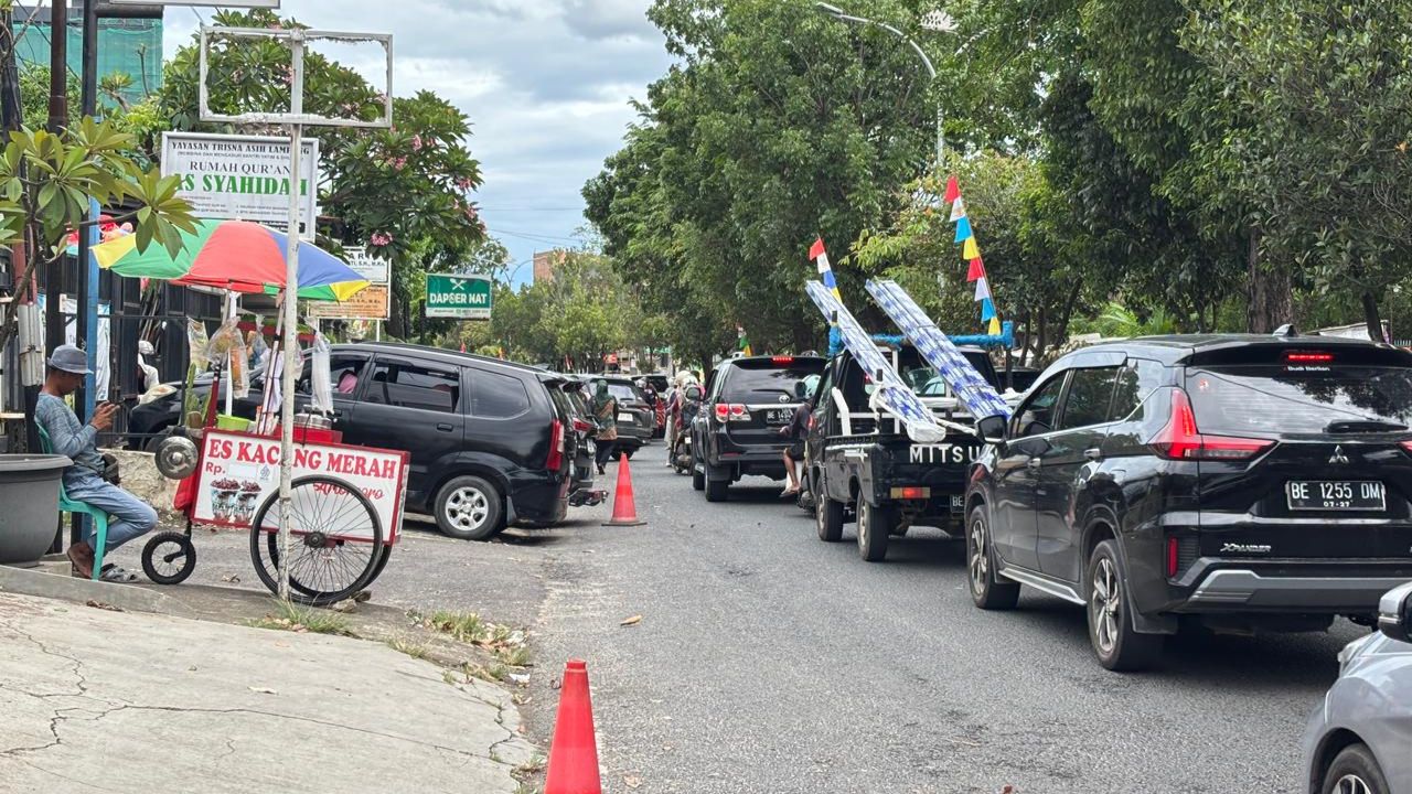 Pengendara Mengeluh, Parkir Sembarangan Jadi Biang Kemacetan di Jalan Sultan Agung