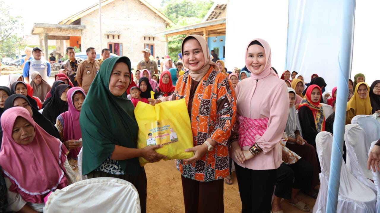 Peringati HANI, Ketua LKKS Lampung Beri Bantuan Paket Sembako kepada Warga Way Kanan