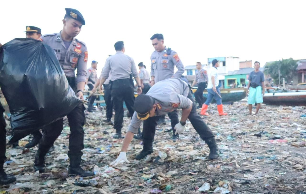 Personel Gabungan Polresta Bandar Lampung dan Sat Brimobda Lampung Bersihkan Sampah di Pantai Sukaraja