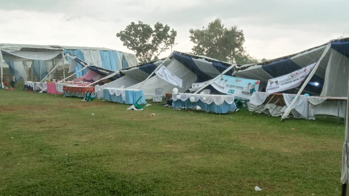 Puluhan Tenda Job Fair dan Festival 2025 di Kotabumi Roboh Diterpa Angin Kencang