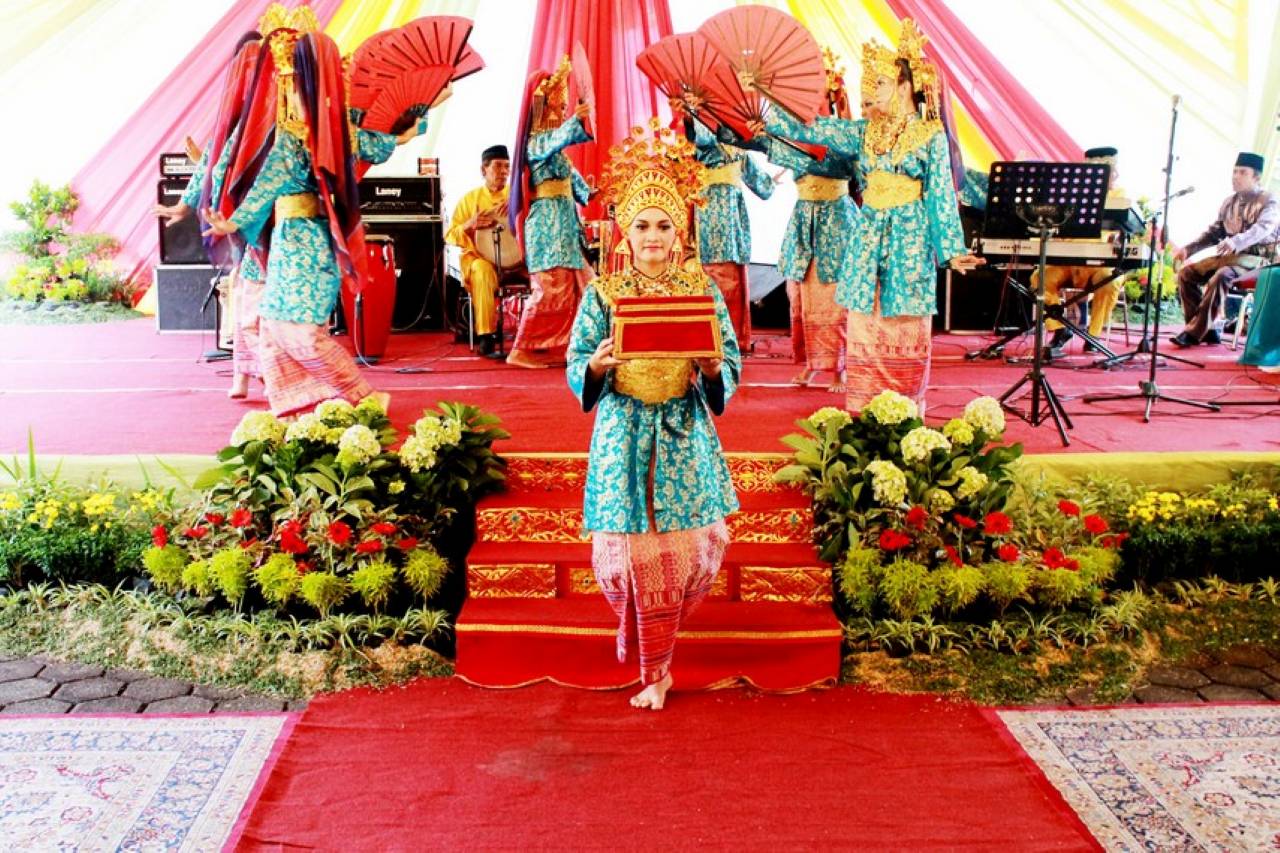 Tari Makan Sirih: Simbol Kehormatan dan Keanggunan Budaya Melayu Riau