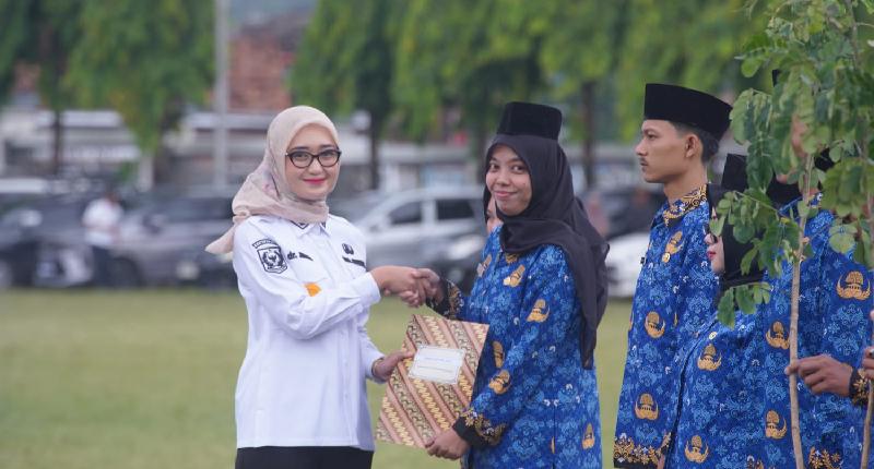 Wagub Jihan Serahkan SK 863 PPPK Paruh Waktu Ingatkan Nilai BerAKHLAK