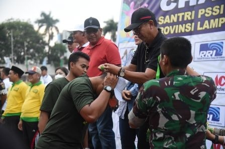 Ketua DPRD Lampung Serahkan Medali Pemenang Liga Santri PSSI Piala Kasad