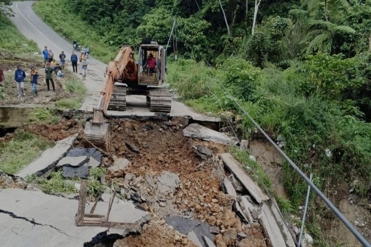 Tanggulangi Genangan Sungai, Dinas PUPR Kerahkan Excavator di Jalan Amblas Seranggas