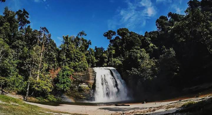 Pesona Air Terjun Tujuh Tingkat di Jantung Kalimantan Barat