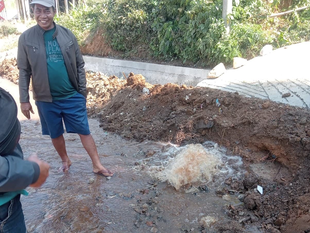 Proyek Jalan Sebabkan Pipa PDAM Bocor, Distribusi Air Wilayah Sekincau dan Way Tenong Terganggu