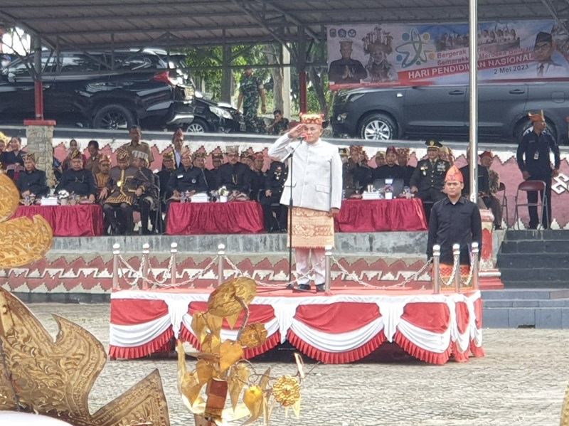 Bupati Lampung Selatan Pimpin Upacara Hardiknas 2023 Pakai Baju Adat Lampung