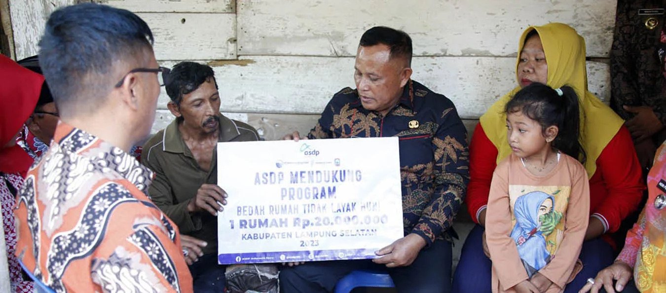 Bupati Nanang Ermanto Salurkan Bantuan Bedah Rumah di Merbau Mataram