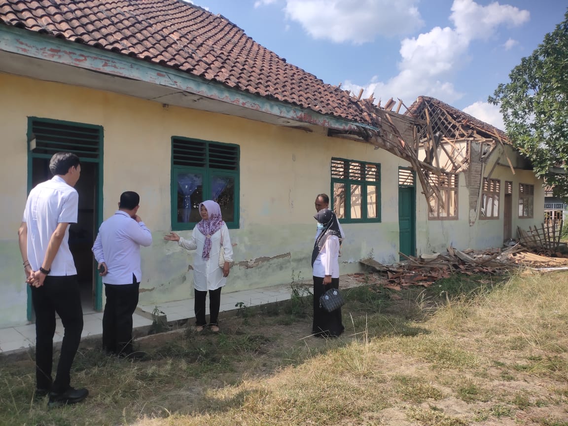 Kepala Disdikbud Lampung Utara Tinjau Atap Bangunan Ambruk SMP PGRI 2 Kotabumi