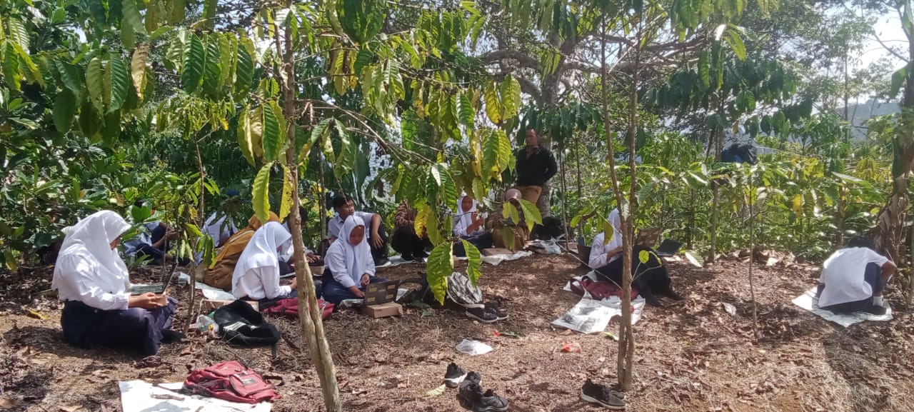 10 Siswa SMPN Satap 1 BNS Melaksanakan ANBK di Tengah Kebun Kopi, Ini Alasannya