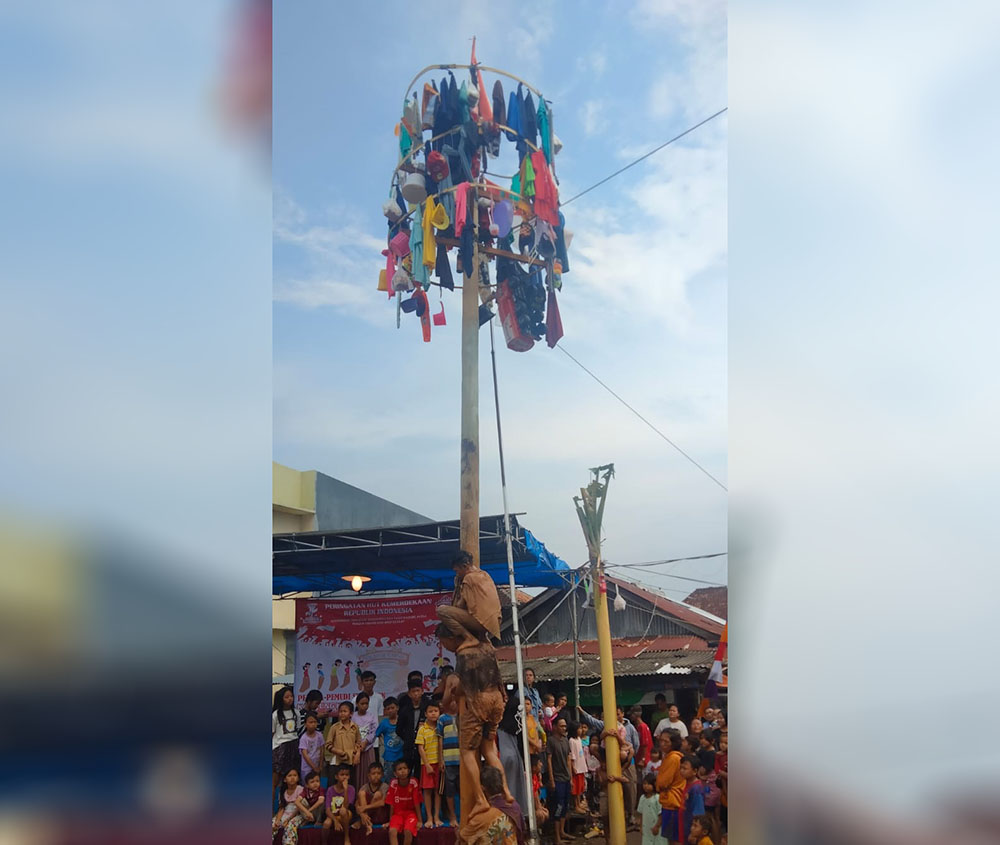 Perlombaan Panjat Pinang di Kelurahan Kebonjeruk Meriahkan Perayaan HUT RI 