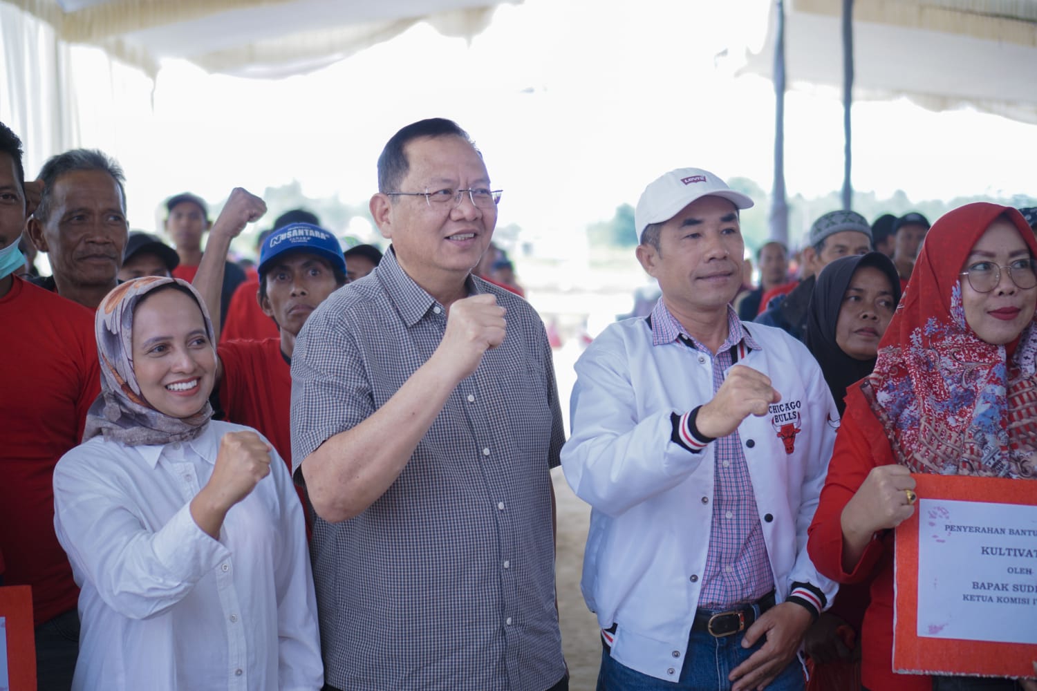 Dorong Kesejahteraan Petani Lampung Barat, Sudin Serahkan Puluhan Unit Alsintan