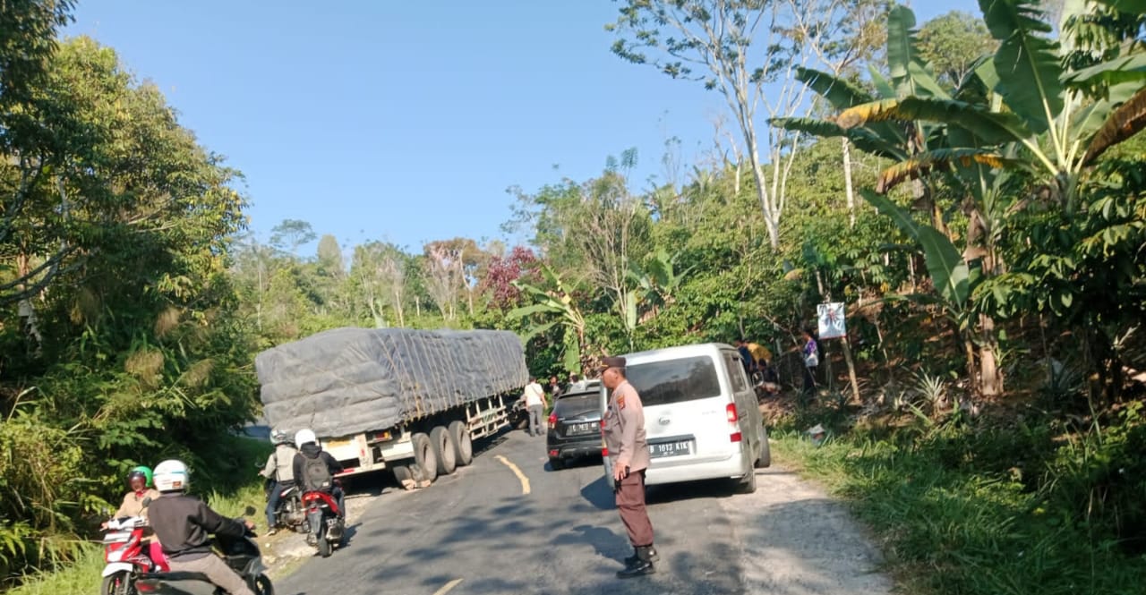 Terjebak di Tanjakan Air Keruh Sumber Jaya, Tronton Melintang dan Sebabkan Gangguan Lalu Lintas 