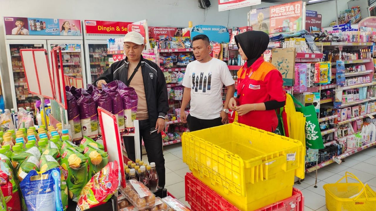 Sidak Ritel Modern, Diskopdag Pastikan Beras Diduga 'Oplosan' Sudah Ditarik dari Lampung Barat