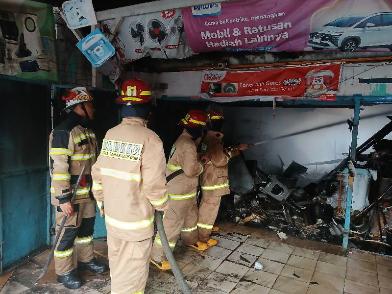 Api Diduga Berasal dari Korsleting Listrik, Dua Bangunan di Kedaton Hangus Terbakar