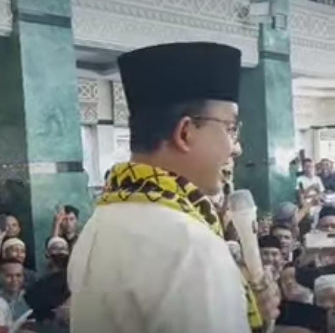 Anies Baswedan Sholat Dzuhur di Masjid Ad-Dua Bandar Lampung