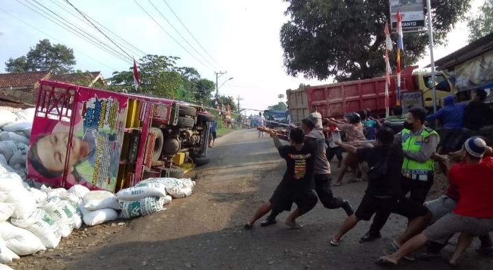 Hindari Tabrakan, Truk Sekam Terguling di Sukoharjo Pringsewu