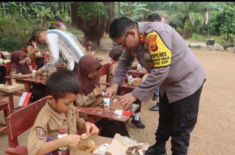 Polres Lamsel Berikan Makanan Bergizi Gratis di SDN 5 Pulau Rimau