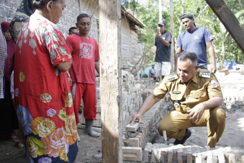 Bupati Lampung Selatan Lakukan Peletakan Bata Pertama Bedah Rumah Program Geserbu di Kecamatan Palas