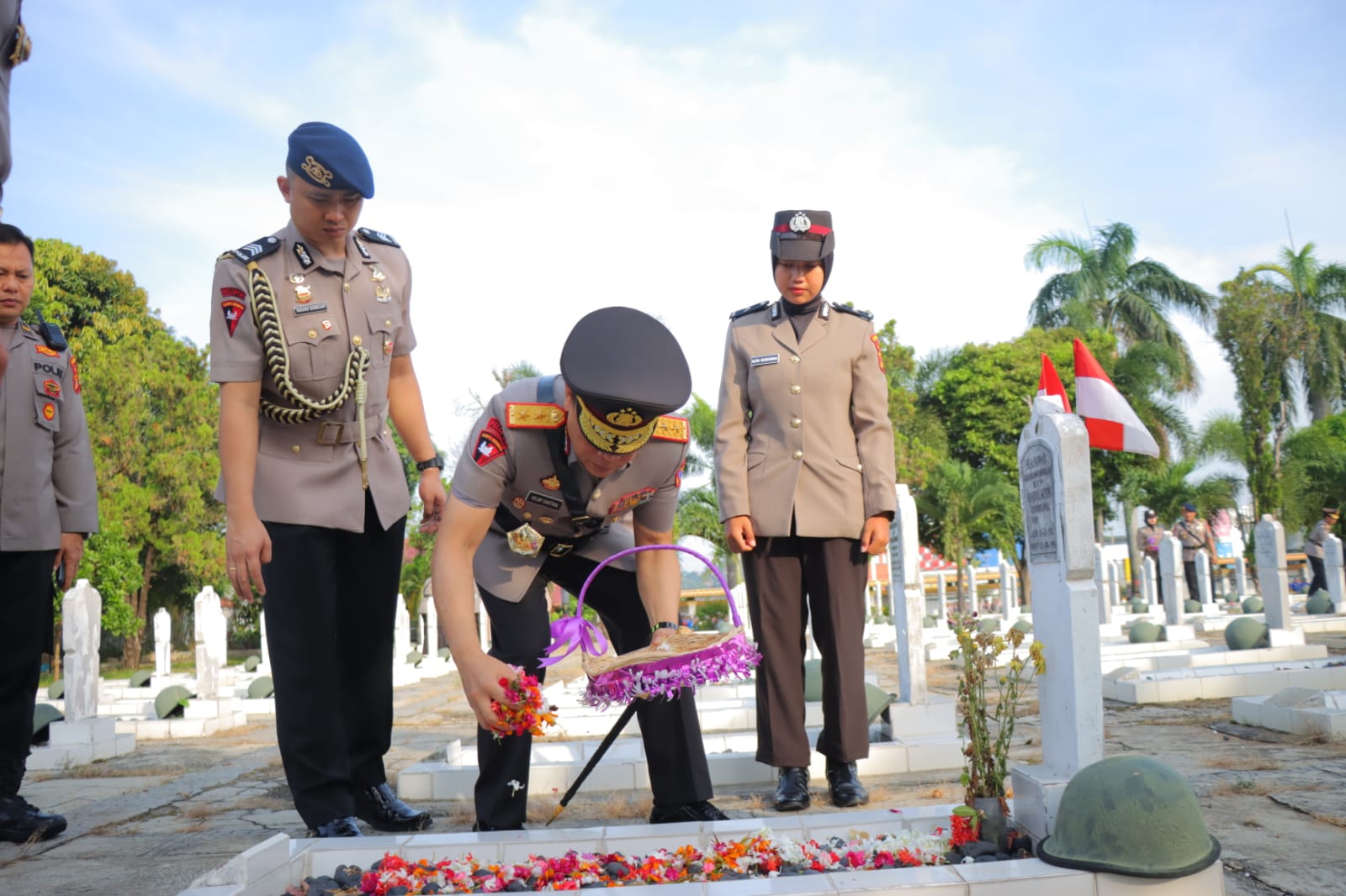 Sambut Hari Bhayangkara, Polda Lampung Gelar Upacara Ziarah Makam dan Tabur Bunga. 