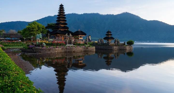 Pura Ulun Danu Bratan: Pesona Mistis di Tepian Danau