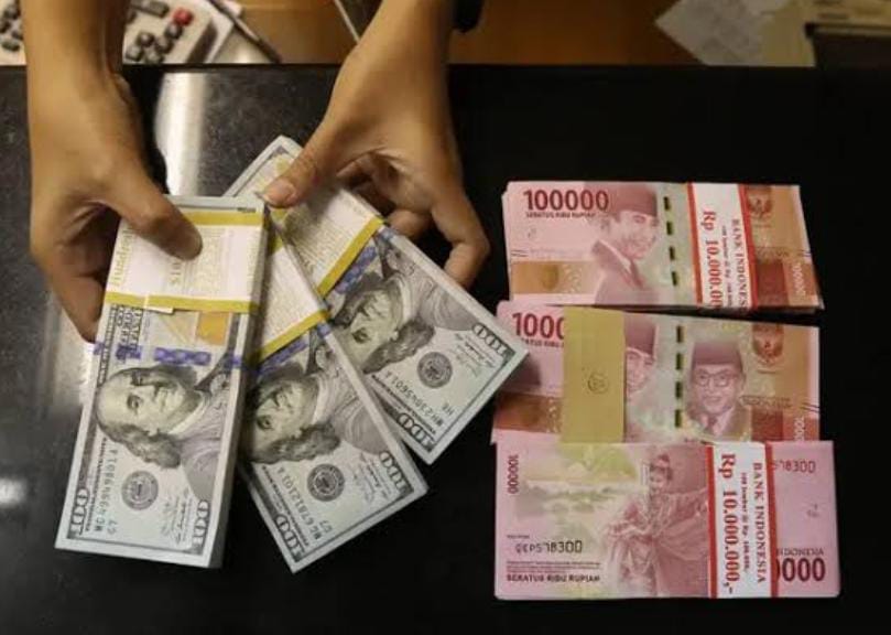 Rupiah Melemah, Rela Antri untuk Tukarkan Dolar AS